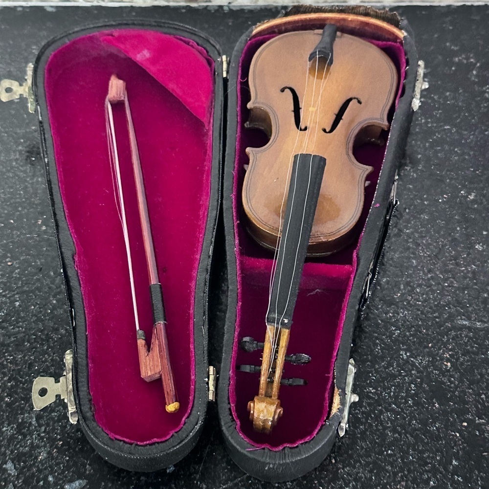 Vintage Miniature Decoration Violin in Case 2.5” X7” - Picture 1 of 6